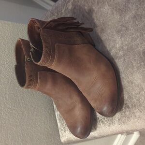 Clarks Size 5.5‎ fringe booties